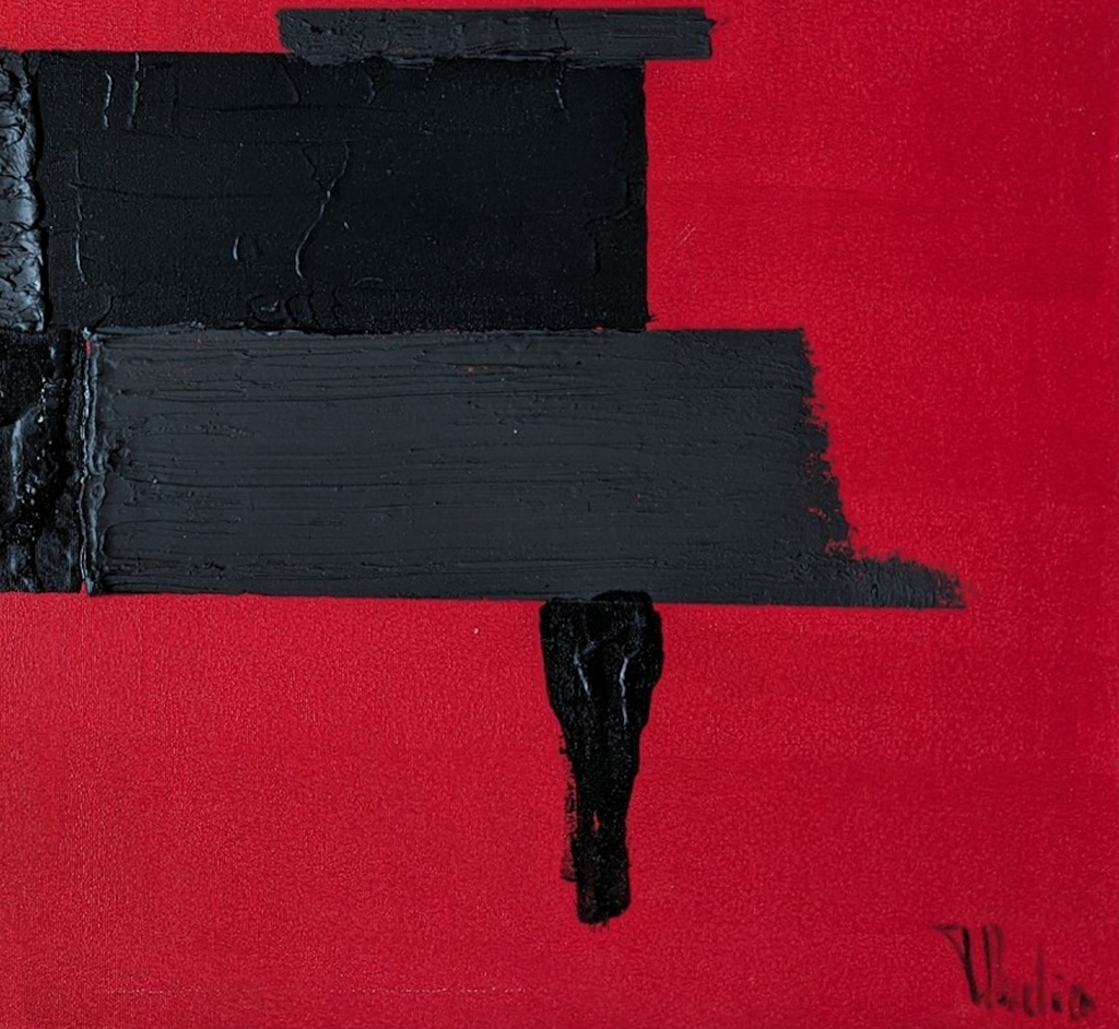 Le piano noir sur fond rouge