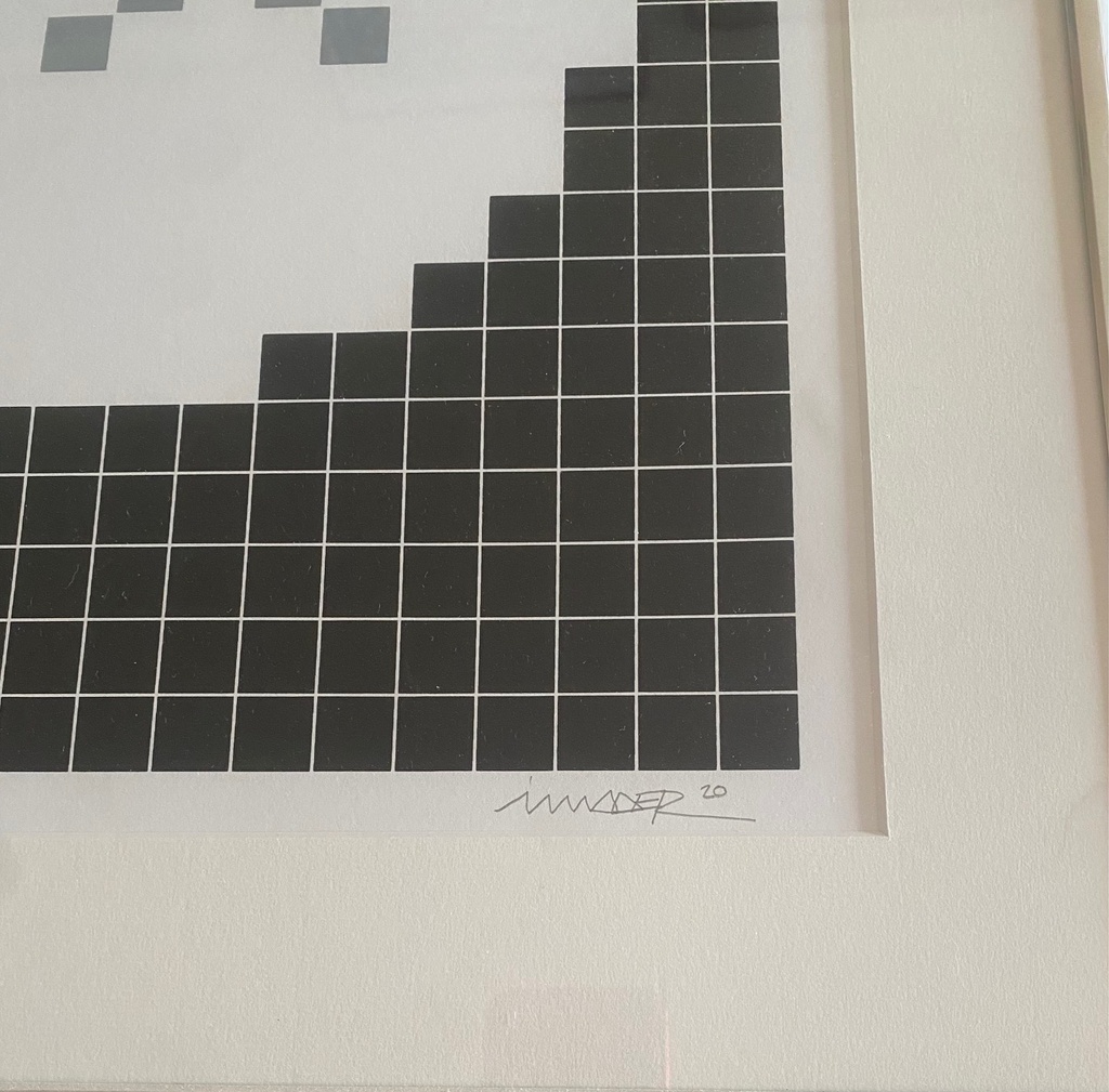 Alert, grey