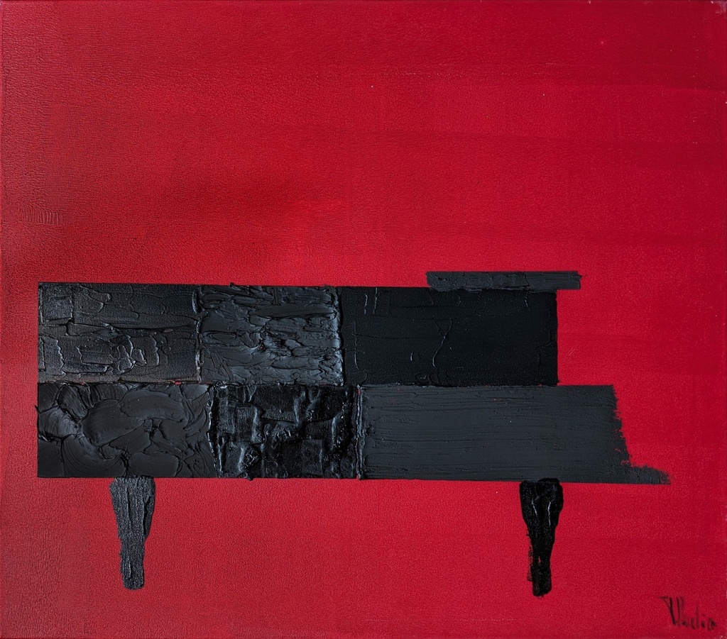 Le piano noir sur fond rouge