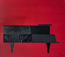 Le piano noir sur fond rouge
